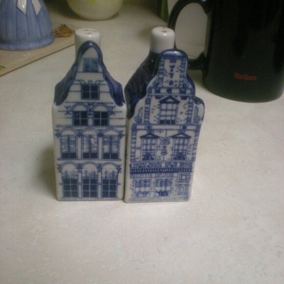 DELFTS BLUE  Vintage     Salt & Pepper Shakers - Picture 1 of 4